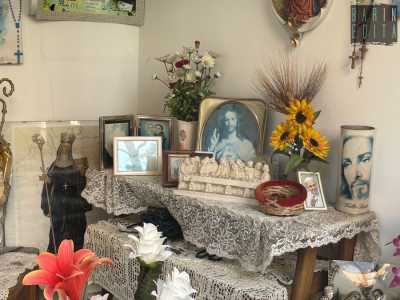 ...fiori, altarini, volti di Ges�, foto del Papa...